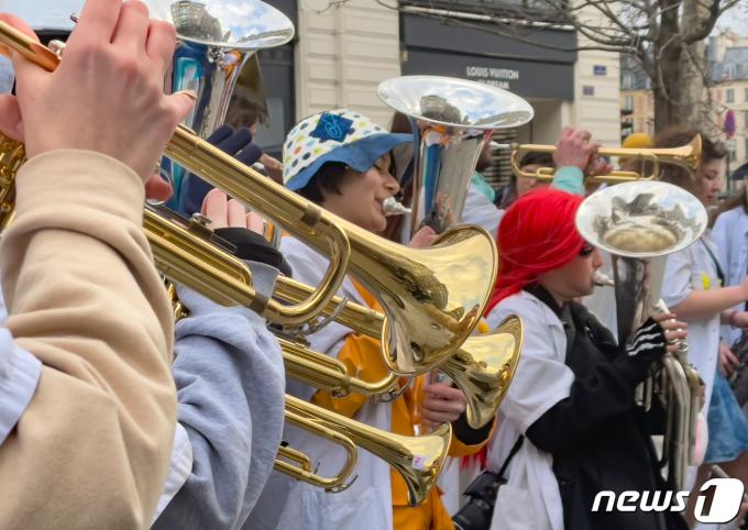 [사진] 佛 의사들 길거리 합주공연 ‘부족하지만 즐겁게 들어주세요’