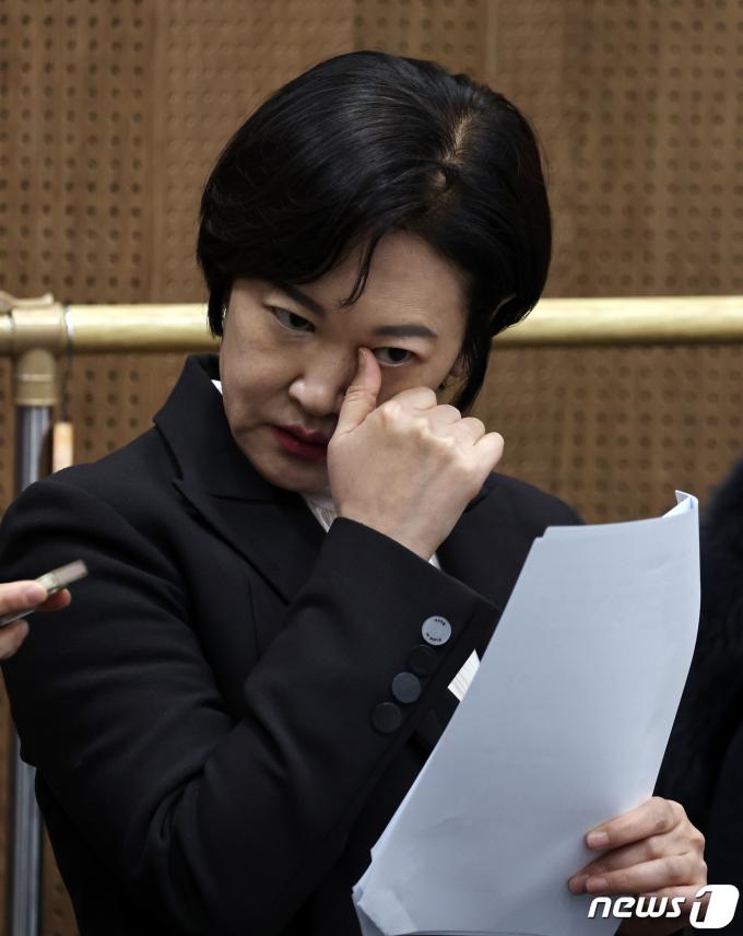 이수진 더불어민주당 의원이 22일 오후 서울 여의도 국회 소통관에서 탈당 기자회견에 앞서 회견문을 살피고 있다. 2024.2.22/뉴스1 ⓒ News1 구윤성 기자
