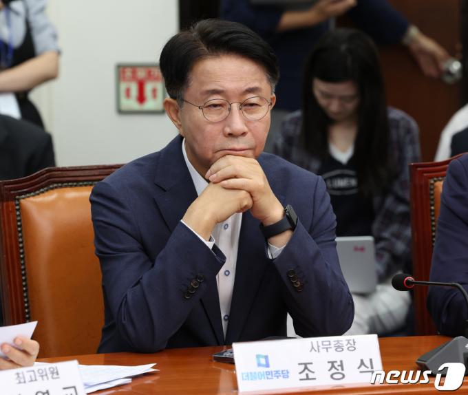 조정식 더불어민주당 사무총장이 지난해 9월 22일 서울 여의도 국회에서 열린 최고위원회의에서 침통한 표정을 짓고 있다. 2023.9.22/뉴스1 ⓒ News1 송원영 기자