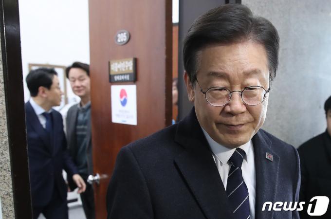 이재명 더불어민주당 대표가 23일 오후 서울 여의도 국회 당대표회의실에서 사실상 '컷오프'에 반발하며 단식 농성 중인 노웅래 의원과 면담을 마치고 이동하고 있다. 2024.2.23/뉴스1 ⓒ News1 임세영 기자