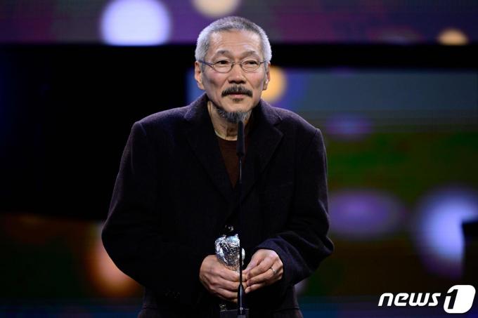 [사진] 베를린 영화제 심사위원 대상 수상 소감하는 홍상수