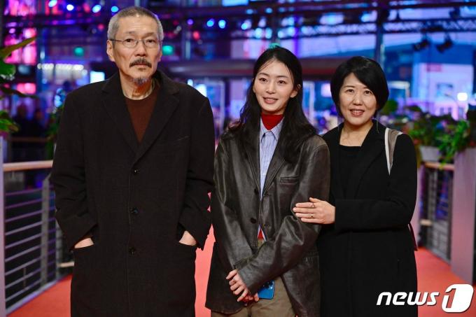 [사진] 베를린 영화제 레드카펫의 홍상수와 배우 김승윤