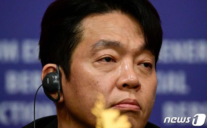[사진] 베를린 영화제 포토콜서 기자회견하는 배우 박지환
