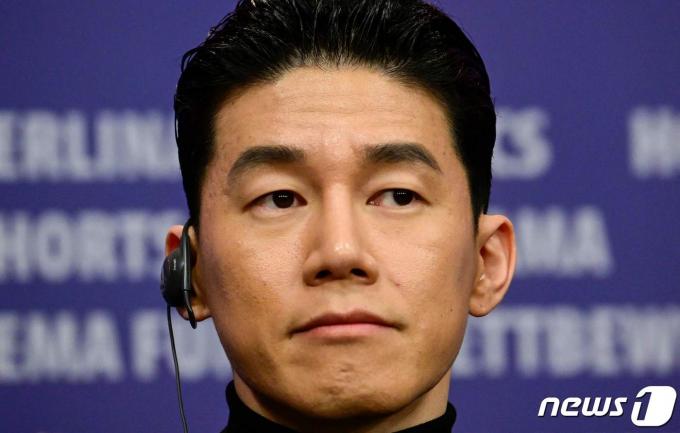 [사진] 베를린 영화제 포토콜서 기자회견하는 배우 김무열