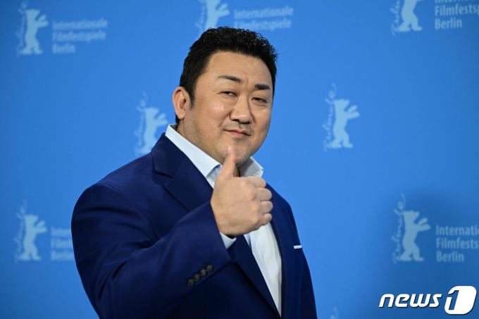 [사진] 베를린 영화제 포토콜서 포즈 취하는 배우 마동석