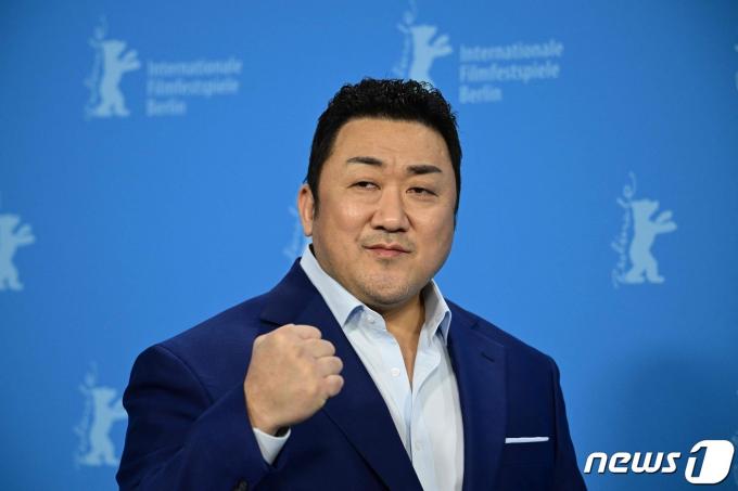 [사진] 베를린 영화제 '범죄도시4' 포토콜서 주먹 쥔 마동석