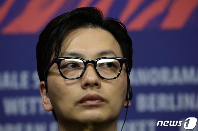 [사진] 베를린 영화제 포토콜서 기자회견하는 배우 이동휘