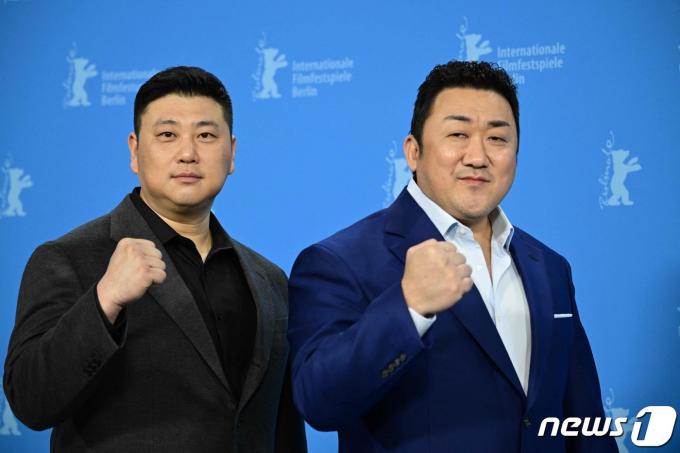 [사진] 베를린 포토콜서 주먹 쥔 허명행 감독과 배우 마동석