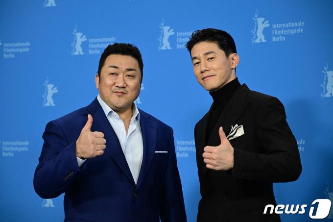 [사진] '범죄도시4' 포토콜서 포즈 취하는 마동석과 김무열