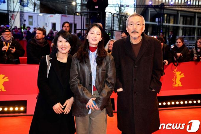 독일 베를린에서 열린 제74회 베를린 국제영화제 시상식에 참석한 김승윤(가운데)과 홍상수 감독 ⓒ AFP=뉴스1