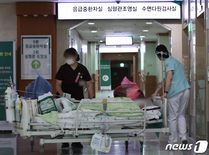 정부의 의대 증원 방침에 반대하는 전공의 집단 진료거부 사태가 나흘째 이어진 23일 오후 대전 한 종합병원에서 의료진이 환자를 이송하고 있다. 2024.2.23/뉴스1 ⓒ News1 김기태 기자