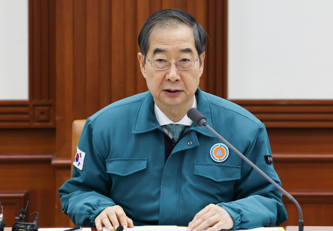 한덕수 총리는 25일 오후 경기 성남 국군수도병원을 찾아 비상 의료체계 상황을 점검할 계획이다.사진은 지난 23일 한덕수 국무총리가 서울 종로구 정부서울청사에서 열린 의사집단행동 중앙재난안전대책본부 회의에서 모두발언을 하고 있는 모습. /사진=뉴스1