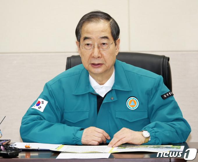 정부의 의대 정원 확대에 반발하는 전공의(인턴·레지던트)들이 집단으로 진료를 거부 중인 21일 오후 한덕수 국무총리가 서울 송파구 경찰병원을 방문해 의료진과 비상진료체계를 점검하고 있다. (공동취재) 2024.2.21/뉴스1 ⓒ News1 장수영 기자