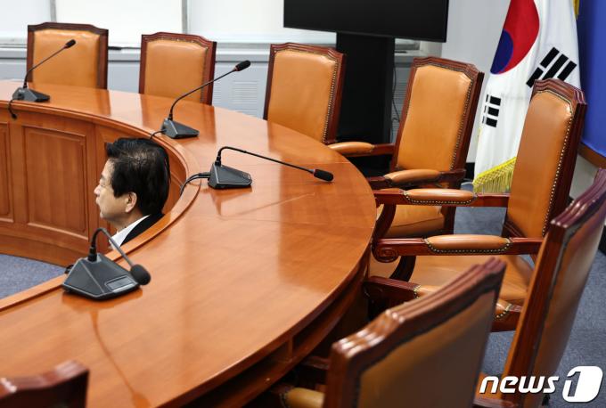 [사진] 당대표회의실서 나흘째 단식농성 중인 노웅래