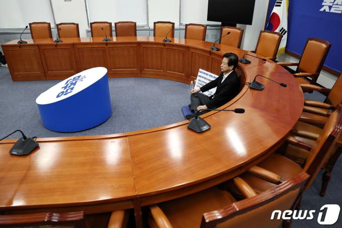 [사진] '컷오프 반발' 단식농성 이어가는 노웅래 의원