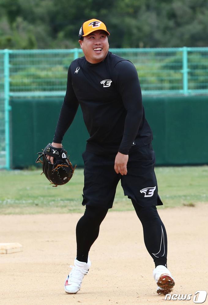 [사진] 류현진 '웃으며 훈련'