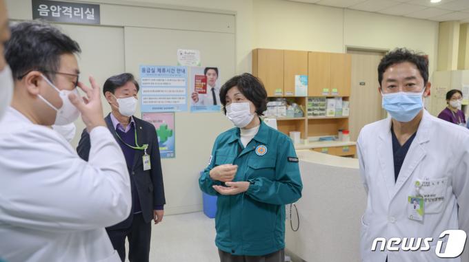 강정애 국가보훈부 장관이 지난 21일 오후 비상 진료체계 대응현황을 점검하기 위해 서울 강동구 중앙보훈병원을 방문다. (국가보훈부 제공) 2024.2.21/뉴스1
