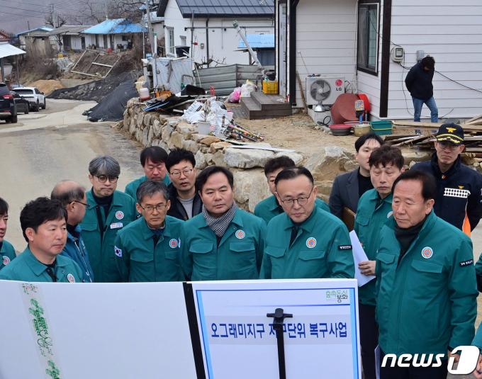[사진] 해빙기 재해복구사업 현황 청취하는 이한경 본부장