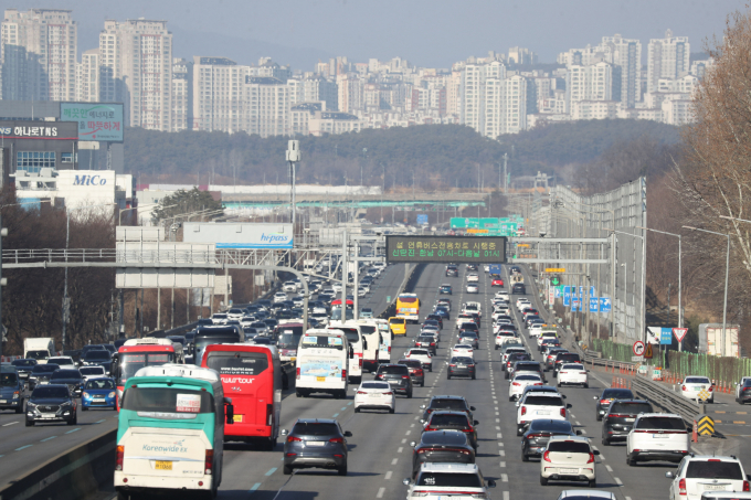 비가 오는 주말인 25일 고속도로를 이용하는 차량이 전주 대비 25만대 늘어난 415만대에 이를 전망이다. 사진은 경기 오산시 경부고속도로 오산IC 인근 고속도로. /사진=뉴스1