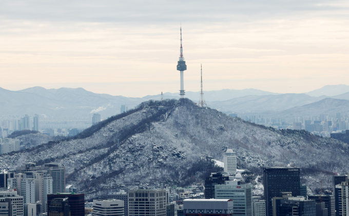 오는 26일  강원 지역을 중심으로 눈 또는 비가 내리는 곳이 있을 전망이다. 사진은 눈 내린 남산 풍경. /사진=뉴스1