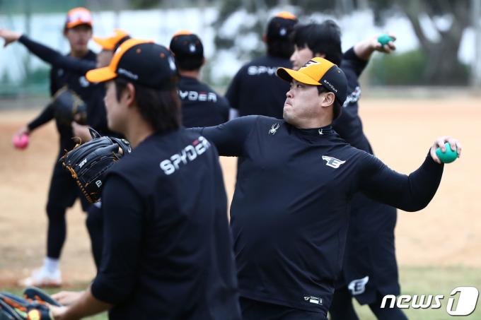 [사진] 류현진 '훈련 집중'