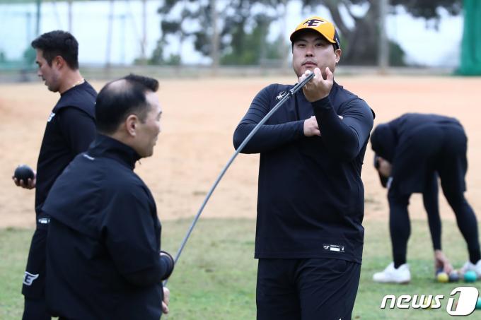[사진] 류현진 '가볍게 몸 풀고'