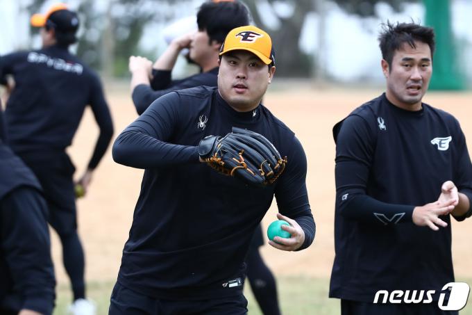 [사진] 류현진 '훈련 중'