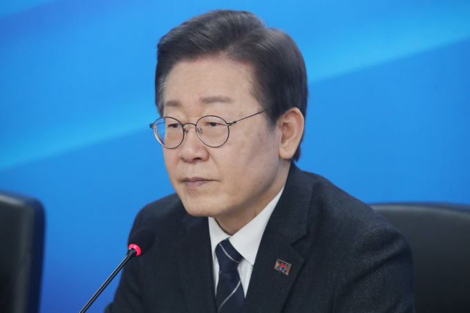 이재명 더불어민주당 대표가 의대 증원 계획에 따른 의료계와 정부의 충돌 사태와 관련해 의료계에는 파업 중단을, 정부에는 강경 대응 중단을 요구했다. 사진은 지난 23일 오전 서울 여의도 민주당 중앙당사에서 열린 최고위원회의에서 발언을 하는 이 대표.  /사진=뉴스1