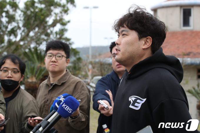 [사진] 인터뷰 하는 류현진