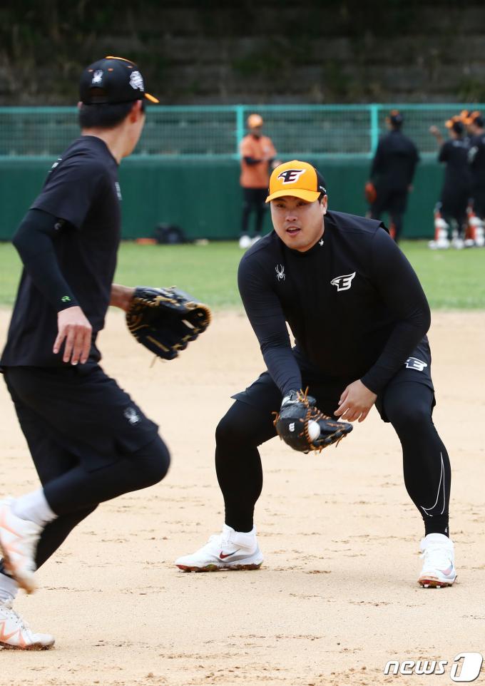 [사진] 류현진 '수비 훈련'