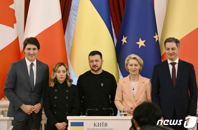 [사진] 포즈 취하는 젤렌스키와 加-伊-벨기에 총리, EU 집행위원장