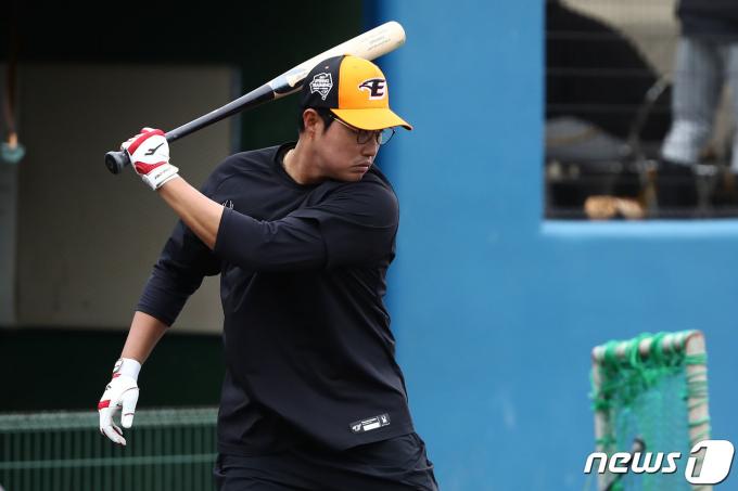 [사진] 타격 훈련하는 채은성