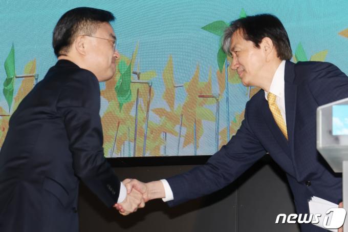 [사진] 조국신당 '1호 영입인사'에 신장식 변호사