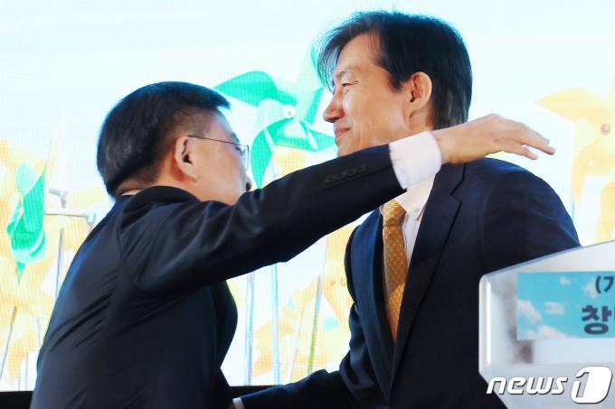 [사진] 조국 '신장식 변호사와 함께'