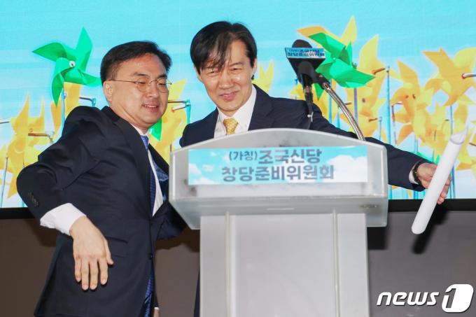 [사진] '1호 영입인사'로 신장식 변호사 영입한 조국신당