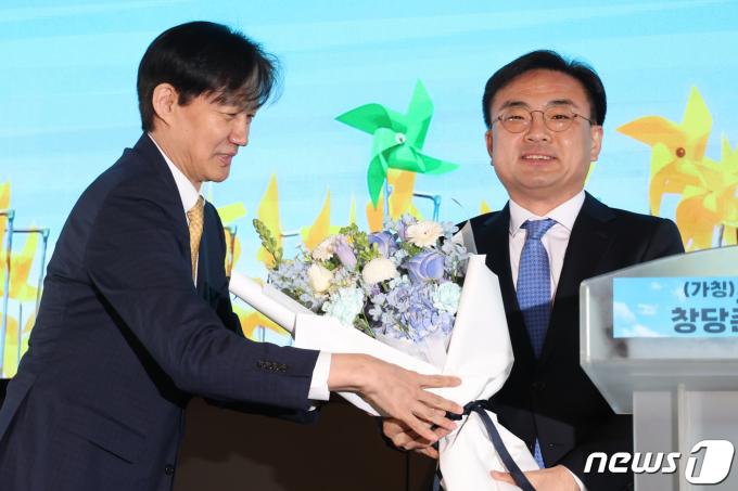 [사진] 조국 '신장식 변호사에게 꽃다발'