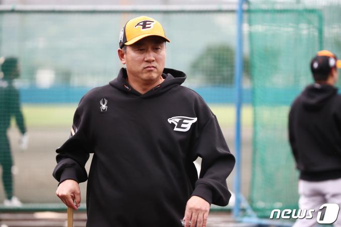 [사진] 스프링캠프 훈련장의 최원호 한화 감독