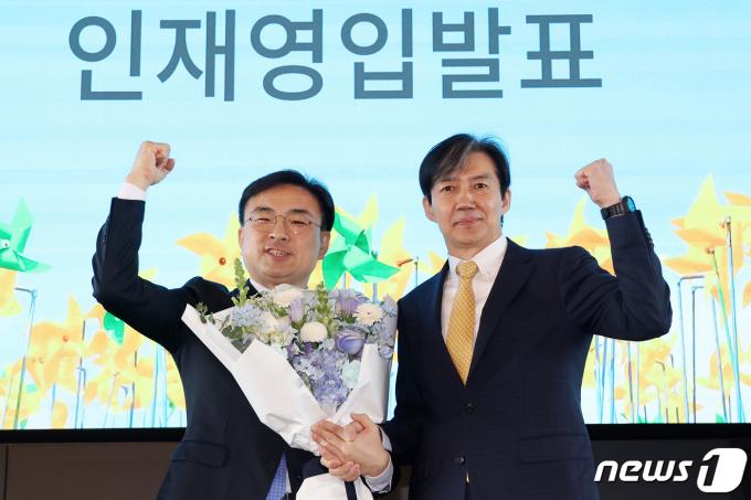 [사진] 조국신당 1호 영입인사 신장식 변호사