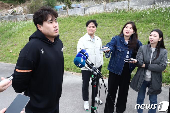[사진] 인터뷰 하는 류현진