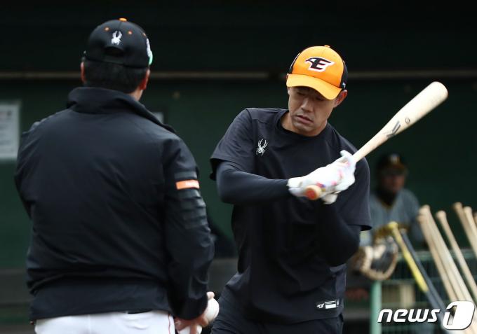[사진] 타격 훈련하는 이명기