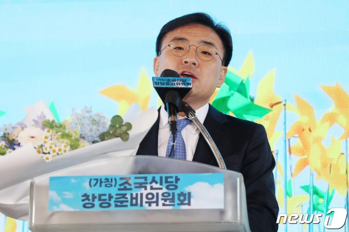 [사진] 인사말 하는 신장식 변호사