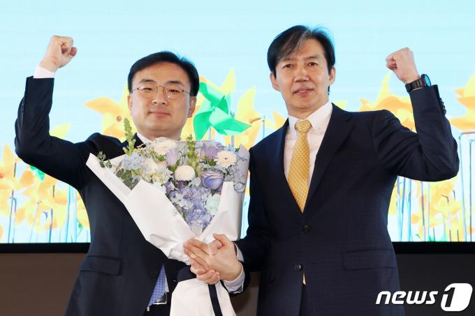 [사진] 손 맞잡은 조국·신장식