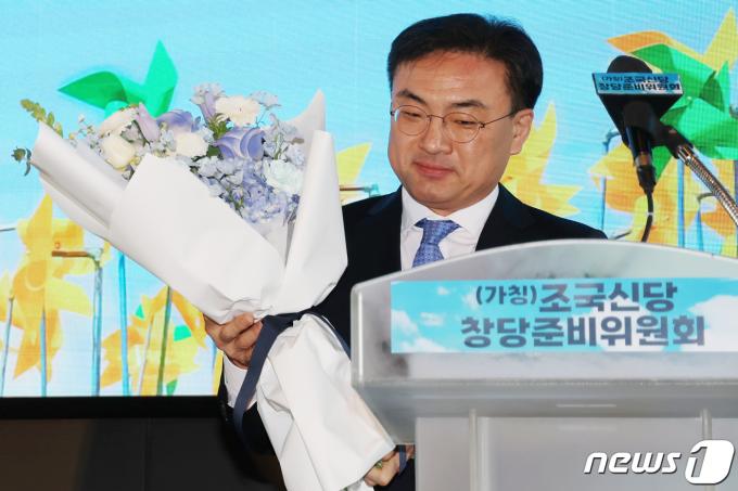 [사진] 조국신당 '1호 영입인사'에 신장식 변호사