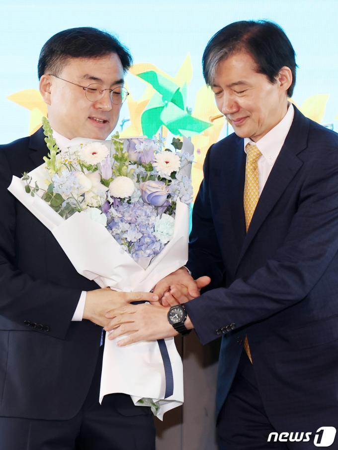 [사진] 조국 인재영입위원장 '신장식 변호사와 함께'
