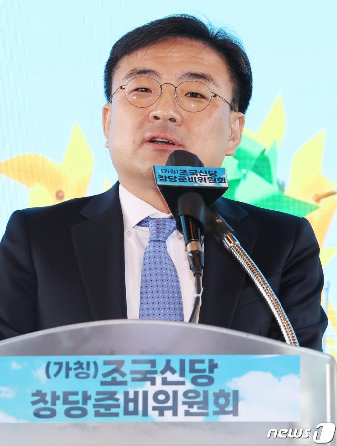 [사진] 조국신당, '1호 영입인사'에 신장식 변호사 선정