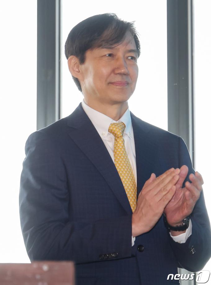 [사진] 손뼉 치는 조국 인재영입위원장