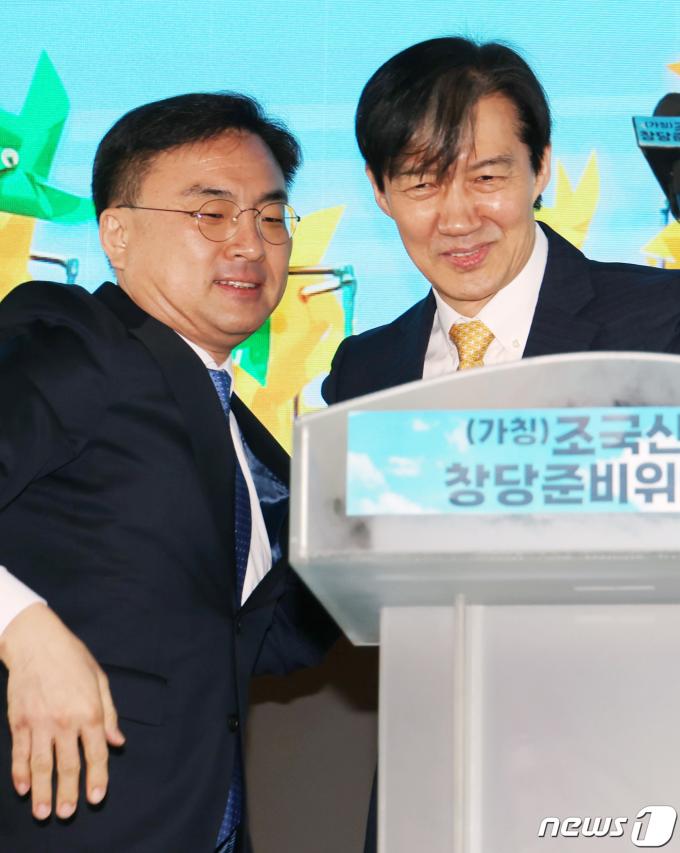 [사진] 나란히 선 조국·신장식