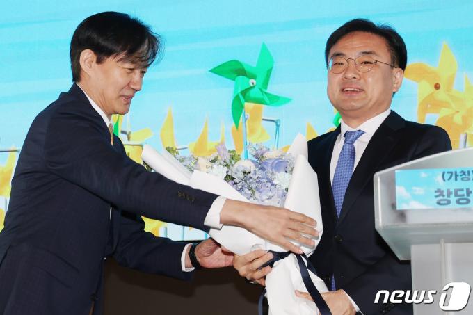 [사진] '1호 영입인사' 신장식 변호사 소개하는 조국
