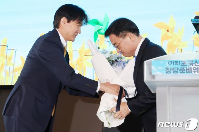 [사진] 조국 '신장식 변호사에게 꽃다발'