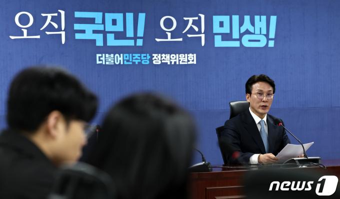 [사진] 기자간담회 발언하는 김민석 총선 상황실장